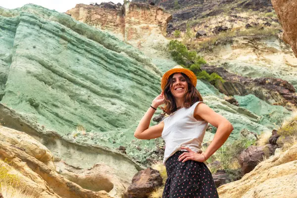 Portræt Kvinde Det Naturlige Monument Azulejos Veneguera Eller Rainbow Rocks Stock-billede