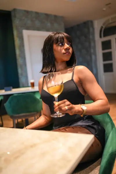 Foto Verticale Una Donna Africana Sensuale Distratta Con Bicchiere Vino Immagine Stock