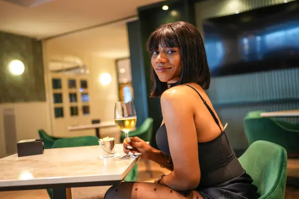 Jeune Femme Africaine Souriant Caméra Tout Buvant Vin Blanc Dans Images De Stock Libres De Droits