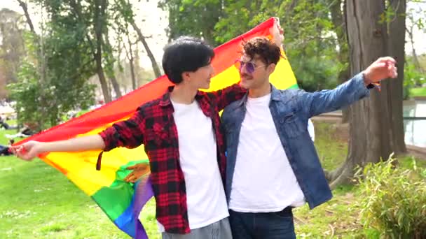 Parkta Aşk Bayrağı Sallayan Mutlu Çok Irklı Eşcinsel Çift — Stok video