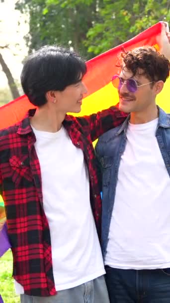 Щаслива Багатоетнічна Гей Пару Святкування Любові Махає Lgbt Прапор Парку — стокове відео