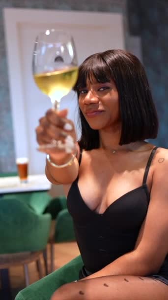 Lüks Bir Barda Beyaz Şarapla Kadeh Kaldıran Afrikalı Bir Kadının — Stok video