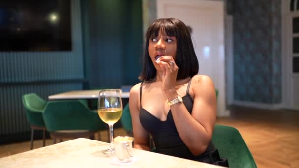 Afgeleid Schoonheid Afrikaanse Amerikaanse Vrouw Nacht Jurk Drinken Witte Wijn — Stockvideo