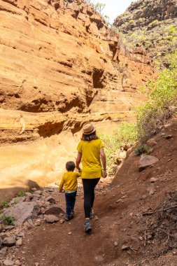 Aile, Kanarya Adaları 'ndaki Barranco de las Vacas Kireçtaşı Kanyonu' nu ziyaret ediyor.