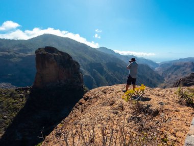 Gran Canaria, Kanarya Adaları 'ndaki Roque Nublo yakınlarındaki Roque Palmes' te bir fotoğrafçı.