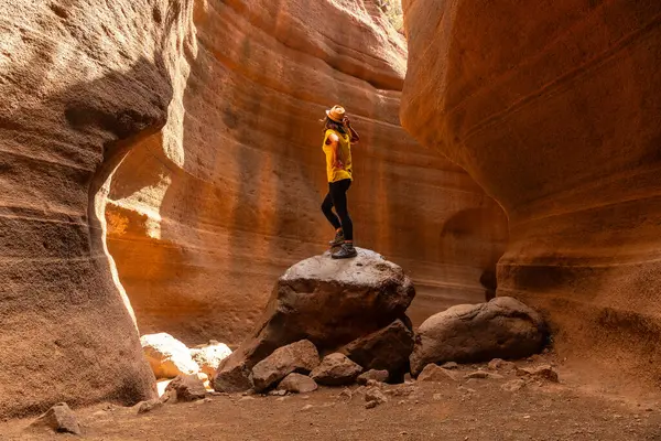 Una Persona Piedi Una Roccia Canyon Canyon Pieno Rocce Sporcizia Foto Stock