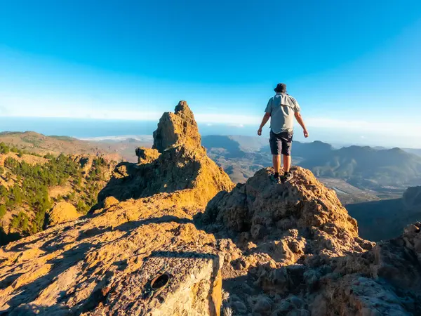 Άνδρας Τουρίστας Στο Pico Las Nieves Στη Gran Canaria Κανάρια Εικόνα Αρχείου
