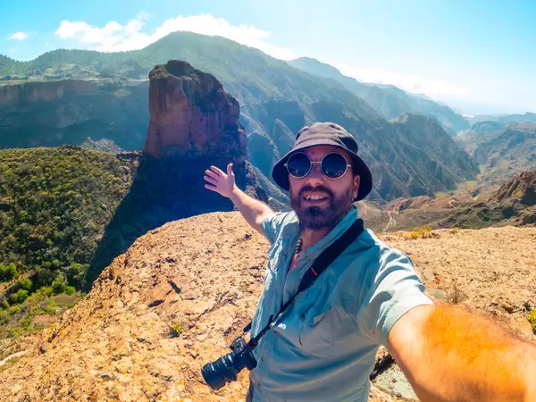 Selfie Mies Roque Palmes Näkökulmasta Lähellä Roque Nublo Gran Canarialla tekijänoikeusvapaita kuvapankkikuvia