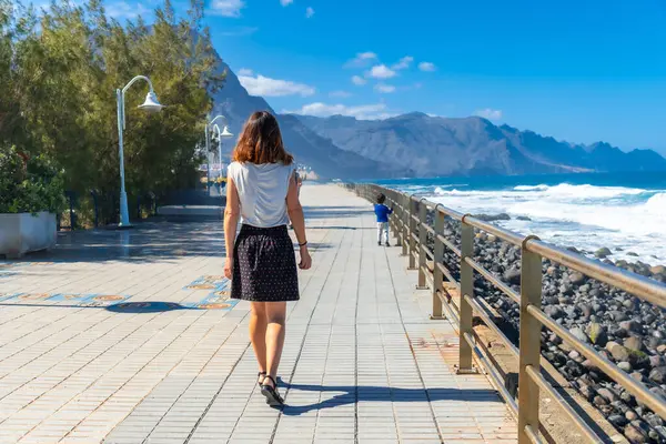Une Femme Promène Long Promenade Agaete Puerto Las Nieves Gran Image En Vente