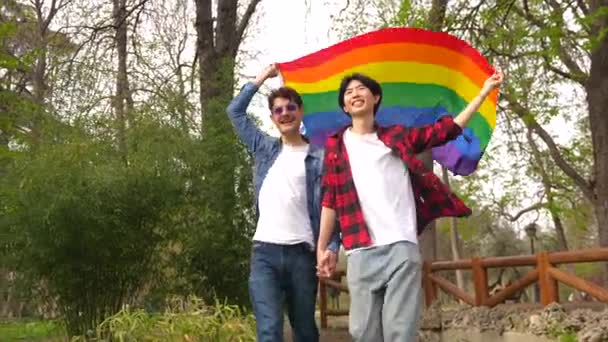 Nízký Úhel Pohledu Portrét Multietnického Homosexuálního Páru Vztyčujícího Vlajku Lgbt — Stock video