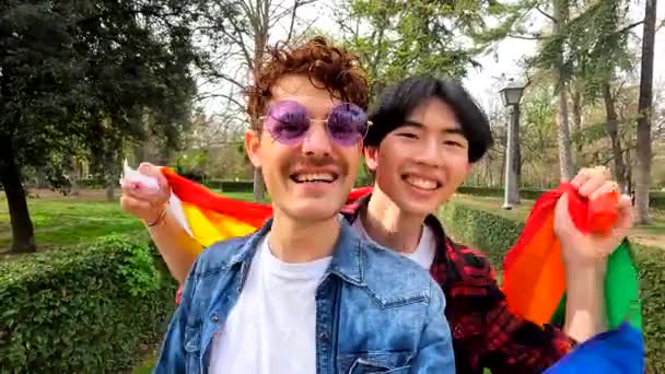 Multiraciaal Gay Paar Zwaaien Lgbt Vlag Piggybacking Vieren Diversiteit Een — Stockvideo