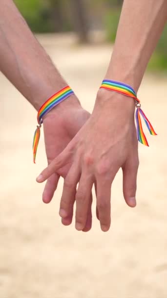 Nahaufnahme Eines Schwulen Mannes Mit Regenbogenarmbändern Der Händchen Hält — Stockvideo
