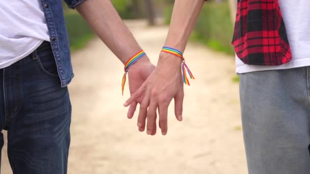 Närbild Homosexuell Man Med Regnbågsarmband Som Håller Hand — Stockvideo