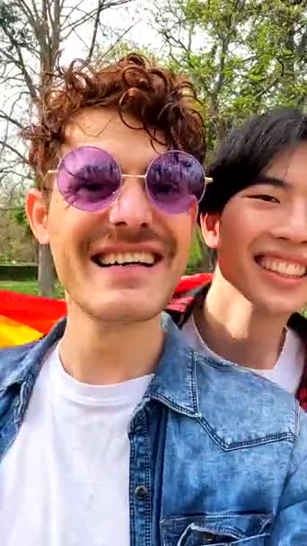 Igbt Bayrağını Sallayan Çok Irklı Eşcinsel Çift Şehir Parkında Çeşitliliği — Stok video