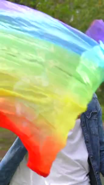 Dynamický Záběr Šťastného Příležitostného Gayského Umělce Pohybujícího Duhovým Fanouškem Tančícím — Stock video