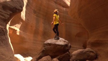 Kanarya Adaları 'ndaki Barranco de las Vacas kanyonunda sarı tişörtlü bir kadın.