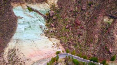 Mogan, Gran Canaria 'daki Azulejos de Veneguera ya da Gökkuşağı Kayaları Doğal Anıtı' nın havadan görünüşü