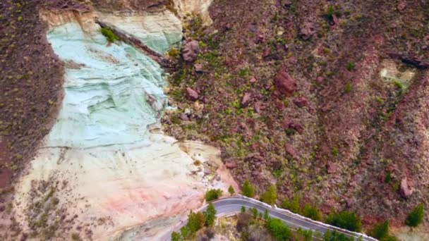 Luftaufnahme Des Naturdenkmals Azulejos Veneguera Oder Regenbogenfelsen Mogan Gran Canaria — Stockvideo