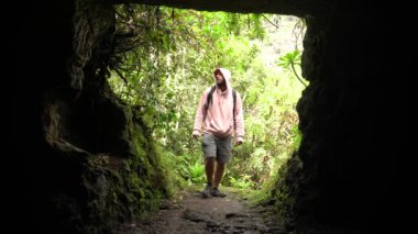 Laurisilva 'daki mağarada bir adam Los tilos de Moya, Gran Canaria' da