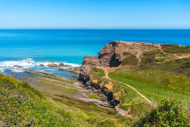 Zumaia, Gipuzkoa 'nın sineğinde kıyı manzaralı güzel Algorri Koyu. Bask Ülkesi