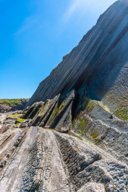 Zumaia, Gipuzkoa 'daki Flysch Basque Sahil Geopark' ın güzel manzarası.