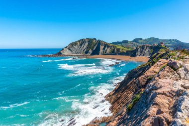 Zumaia, Gipuzkoa 'daki Flysch Bask Sahil Geopark' ında Cala de Algorri 'den Itzurun plajı manzarası