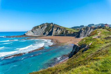 Zumaia, Gipuzkoa 'daki Flysch Sahil Geopark' ta Cala de Algorri 'den güzel Itzurun plajı.