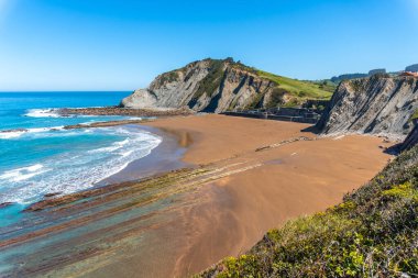 Zumaia, Gipuzkoa 'daki Flysch Bask Sahil Geopark' ında insanların olmadığı Itzurun plajı.