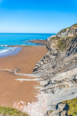 Zumaia, Gipuzkoa 'daki Flysch Bask Sahil Geopark' ında insanların olmadığı Itzurun plajı.