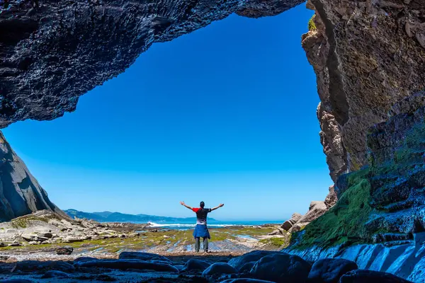 Hombre Excursionista Cueva Del Mar Cala Algorri Costa Flysch Zumaia Imagen de stock