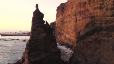 Yaz günbatımında Gran Canaria 'da Agaete kıyılarının ve kayalıkların havadan görünüşü. İspanya