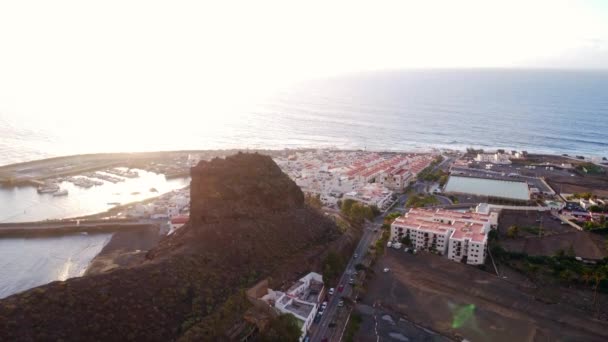 グラン カナリアの夏の日没時に再び起こる町の空中ビュー スペイン — ストック動画