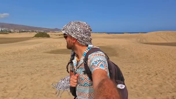 Selfie Egy Mosolygó Turista Dűnék Maspalomas Gran Canaria Kanári Szigetek — Stock videók