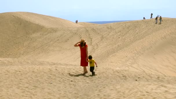 Mère Fils Touristes Profitant Dans Les Dunes Maspalomas Gran Canaria — Video