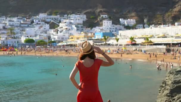 Una Mujer Vestida Rojo Que Mira Playa Ciudad Costera Mogan — Vídeos de Stock