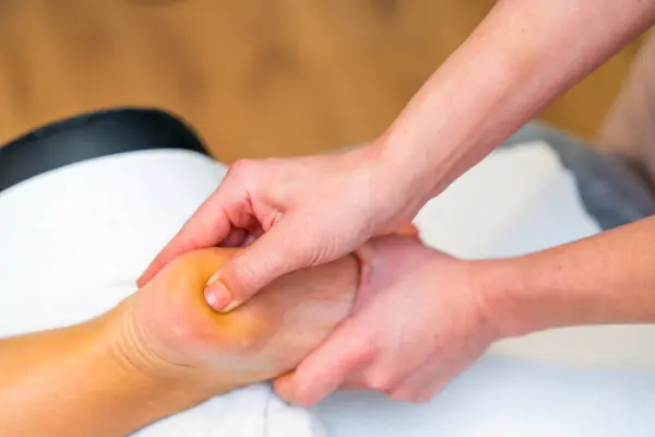 Close Hænderne Professionel Massageterapeut Der Giver Refleksfodmassage Til Patient Royaltyfrie stock-billeder