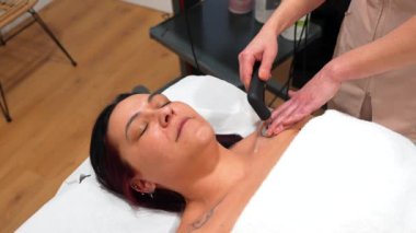 Bir fizyoterapist merkezinde Indiba aracını kullanarak acıyı yeni teknolojiyle tedavi etmek