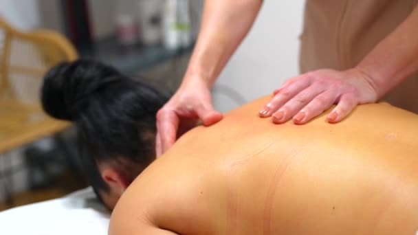 Close Top Visning Hænderne Professionel Give Tilbage Massage Til Patient – Stock-video