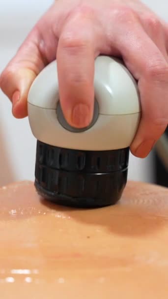 Paziente Sdraiato Sulla Barella Che Riceve Massaggio Terapia Alternativa Onde — Video Stock