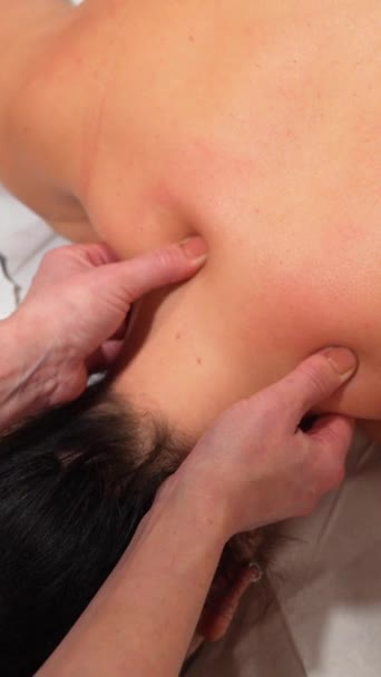 Vista Dall Alto Primo Piano Una Massaggiatrice Che Massaggio Cervicale — Video Stock