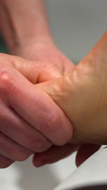 Gros Plan Une Femme Méconnaissable Recevant Massage Des Pieds Clinique — Video