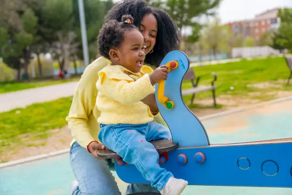 African Daughter Enjoying Swing Her Mother Public Park — Stock Photo, Image