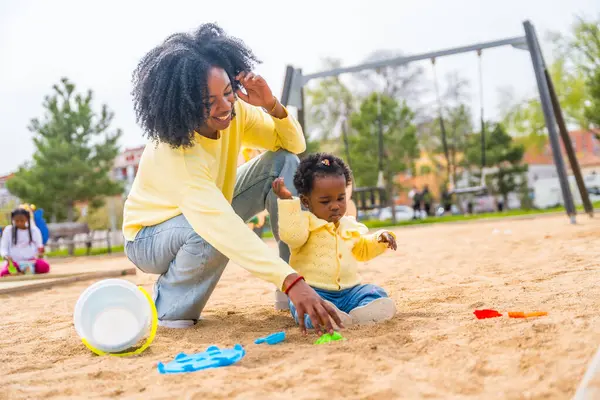 Happy African Mother Daughter Sitting Sand Park Playing Together — Stock Photo, Image