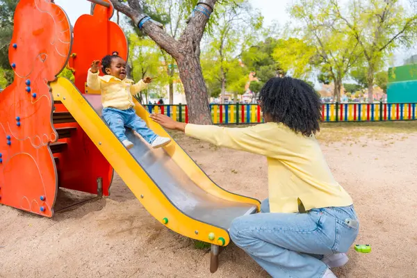 Mother Open Arms Awaiting Slide Her African Daughter Playground — Stock Photo, Image