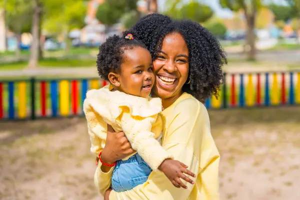 Felice Madre Afroamericana Che Abbraccia Tiene Braccio Sua Figlioletta Parco — Foto Stock