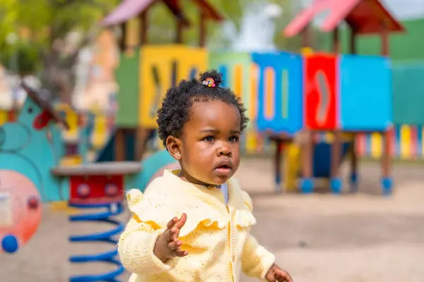 Una Bambina Africana Che Gioca Parco Giochi Sotto Sole — Foto Stock