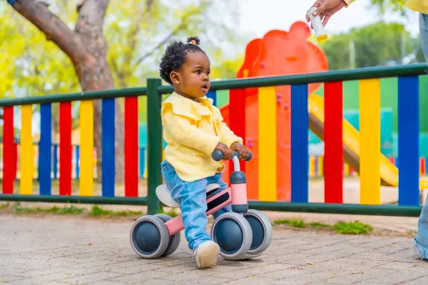 Full Lengde Bilde Søt Afrikansk Baby Jente Riding Leketøy Sykkel – stockfoto