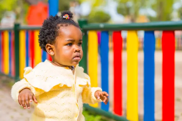 Sidevisning Nærbilde Portrett Søt Afrikansk Baby Jente Fargerik Lekeplass – stockfoto