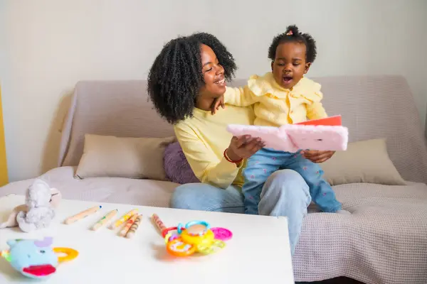 Mère Enfant Africains Souriant Lisant Livre Pour Enfants Assis Sur Images De Stock Libres De Droits