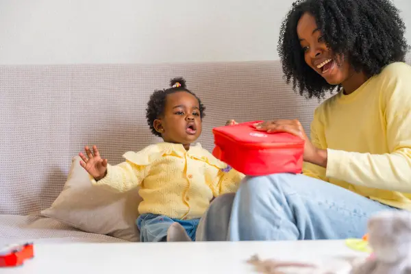 Afrikanerin Und Tochter Spielen Hause Mit Einer Notfall Spielzeugbox Auf Stockfoto